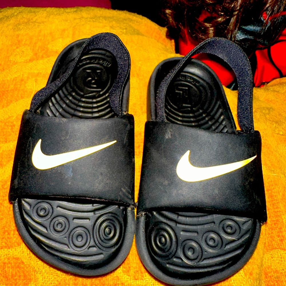 Nike slides for toddler very good condition